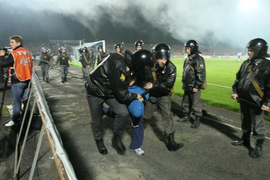 «Футбол особого режима»: фоторепортаж с западной трибуны «Балтики» на матче с «Зенитом»